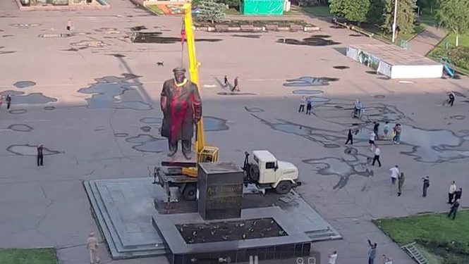 В Славянске демонтировали памятник Ленину