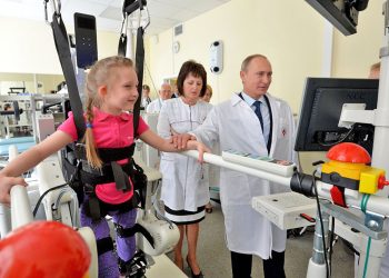 Владимир Путин навестил в медучреждении раненных на Донбассе детей