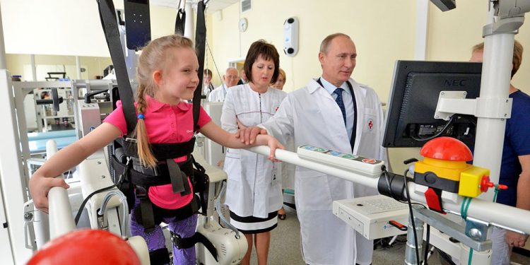 Владимир Путин навестил в медучреждении раненных на Донбассе детей