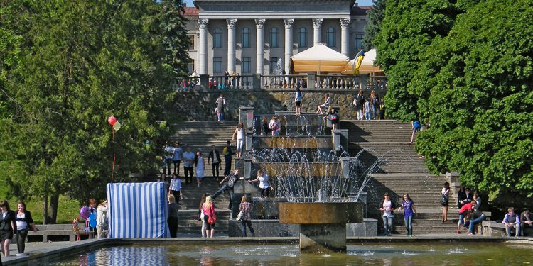 СМИ: В Луцке хулиганы избили лидера одной из политических партий