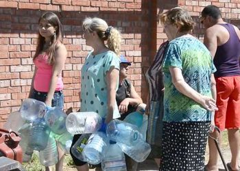 Жители оккупированного Луганска считают праздником привезенную воду