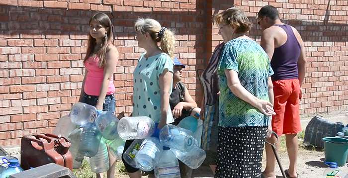 Жители оккупированного Луганска считают праздником привезенную воду