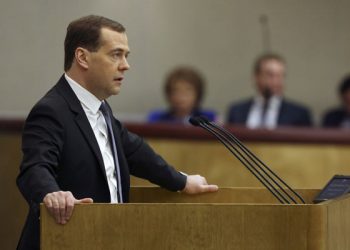 Медведев прокомментировал высказывания Порошенко о взятке