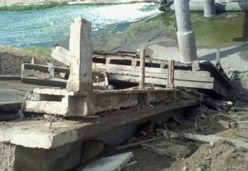Неизвестные под Мариуполем подорвали железнодорожный мост