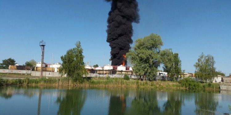 Пострадавших при пожаре на нефтебазе под Киевом доставили в больницу