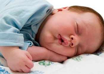 Выяснилось, почему в организме новорожденных не хватает витамина А Медики до сих пор не смогли установить эффект влияния витамина А на организм новорожденных детей. Специалисты провели эксперимент над новорожденными лабораторными крысами. Полученные результаты исследования показали, что в организме маленьких грызунов витамин А накапливался быстро, но не долгосрочно. Больше всего этого витамина было обнаружено в других органах кроме печени, тогда как у взрослого человека витамин А накапливается именно в печени. Специалисты настаивают на необходимости витамина А для развития организма ребёнка, но до сих пор непонятно его значение для малыша в неонатальном возрасте. В момент полного развития плода обычно наблюдается недостаток витамина А в организме. Исследователи заметили, что особо низкий уровень витамина наблюдается у новорожденных в развивающихся странах. По словам ученых: «Всемирная организация здравоохранения рекомендует периодические добавки витамина А для детей, живущих в развивающихся странах. Если давать большие дозы витамина А детям от 6 месяцев до 5 лет, это уменьшит смертность на 23%. Тем не менее, исследования детей в возрасте до 6 месяцев были неубедительными. Это исследование позволит лучше понять потребности в питании грудных детей, основанные на рекомендации по питанию, и младенческая смертность потенциально снизится, особенно в развивающихся странах». По материалам: avtohata.net