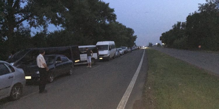 Люди вынуждены ночевать на выезде и въезде в зону АТО