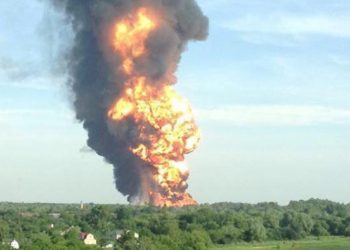 Пожар на нефтебазе в Киевской области перекинулся на лес