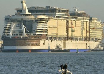 На воду спустили крупнейший в мире круизный лайнер