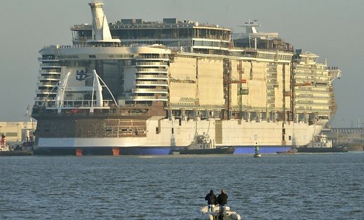На воду спустили крупнейший в мире круизный лайнер