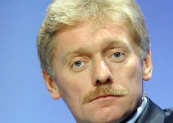 СМИ: Песков пообещал достойно ответить на западные санкции