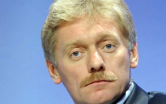 СМИ: Песков пообещал достойно ответить на западные санкции