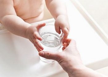 Эксперты: детям можно пить только воду