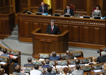 Президент Украины объяснил, почему не хочет вводить военное положение