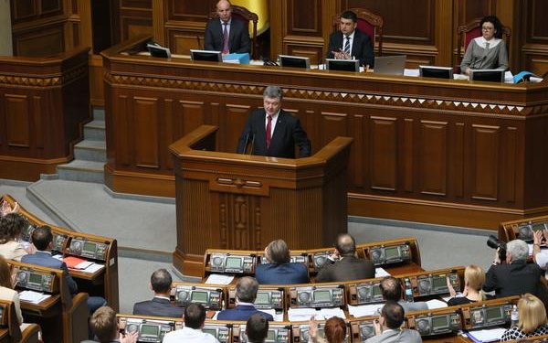 Президент Украины объяснил, почему не хочет вводить военное положение