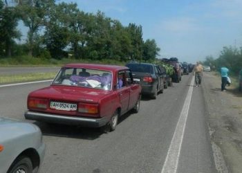 На трассе Мариуполь-Донецк сотни машин застряли в пробках