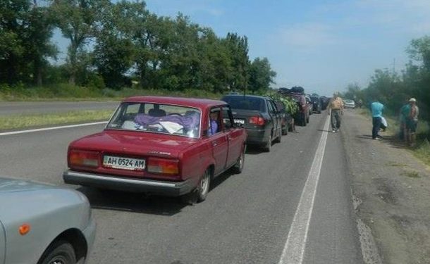 На трассе Мариуполь-Донецк сотни машин застряли в пробках