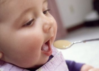 Названы продукты, которые категорически нельзя давать детям до 3 лет