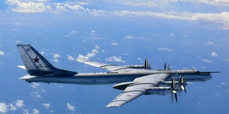 Российский военный самолет осуществил низкий полет над кораблями НАТО