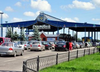 При прохождении таможенного контроля гражданин Украины напал на пограничников