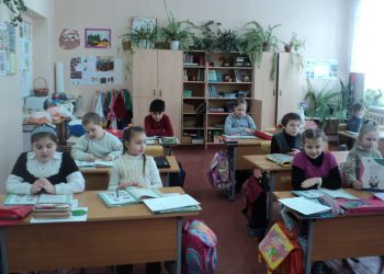 Врачи рассказали, почему раннее начало занятий вредно для подростков
