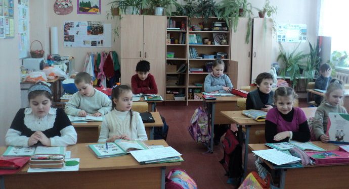 Врачи рассказали, почему раннее начало занятий вредно для подростков