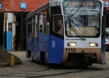 Из-за подложенной плиты на юге Москвы сошел с рельсов трамвай