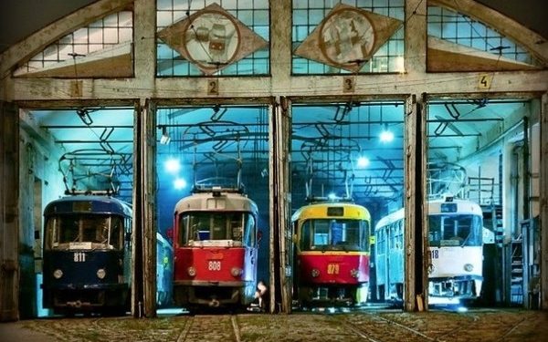 Во Львове фура въехала в трамвай, два человека госпитализированы