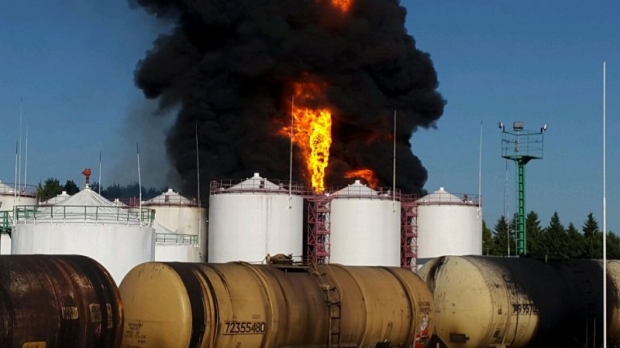 СМИ: Под Васильковом горит нефтебаза