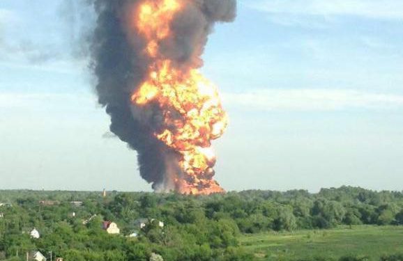 В результате пожара на нефтебазе в Василькове могло погибнуть до 30 пожарных