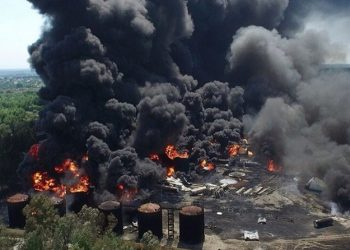 Эколог: Из-за ветра, несущего дым из пожара на нефтебазе, киевлянам лучше сидеть дома