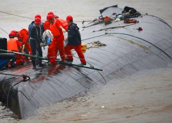 В Китае подняли затонувшее на Янцзы судно