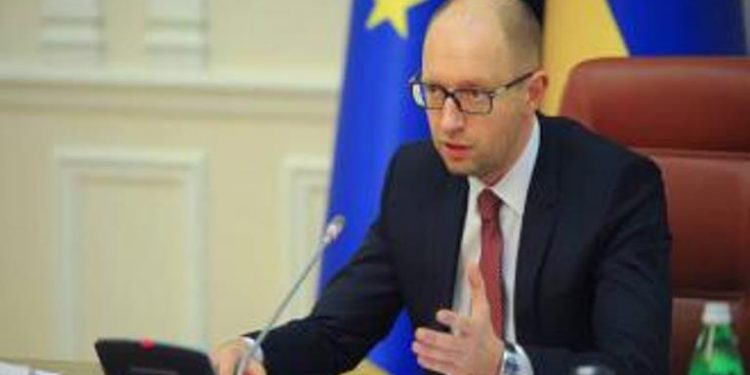 Арсений Яценюк поручил министрам отправиться в Донбасс