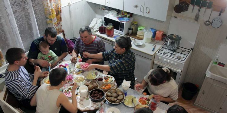 Ученые: семейные застолья полезны