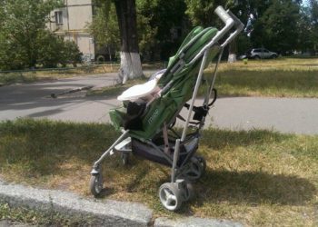 В Киеве водитель сбил женщину с малышом