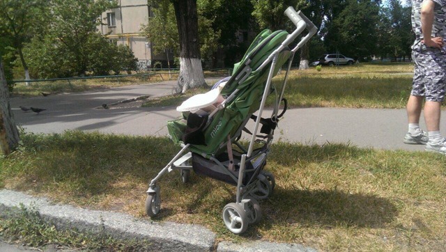 В Киеве водитель сбил женщину с малышом