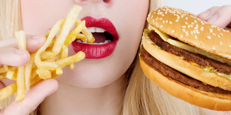 Медики назвали "плохие" продукты для здоровья зубов