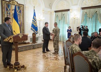 Порошенко в годовщину освобождения Славянска наградил военных за героизм