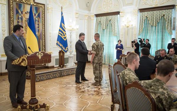 Порошенко в годовщину освобождения Славянска наградил военных за героизм