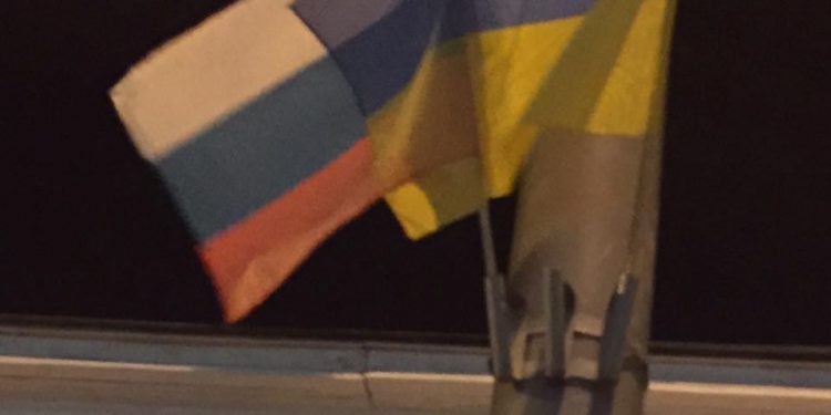 Неизвестные диверсанты развесили по Киеву российские флаги
