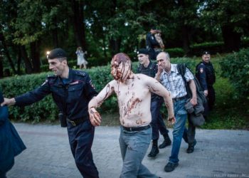 В Москве прошел флешмоб «марш ватников»; активисты уже задержаны