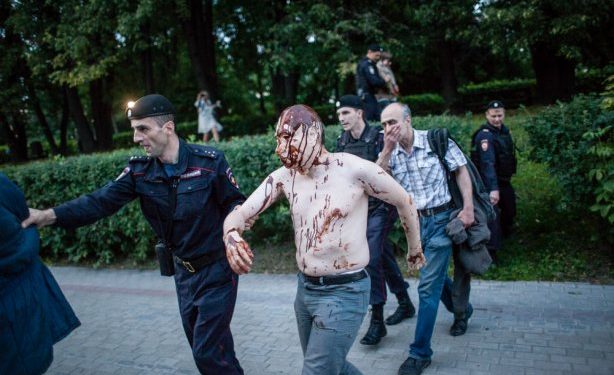 В Москве прошел флешмоб «марш ватников»; активисты уже задержаны