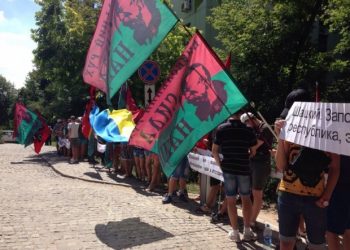 Бойцы «Правого сектора» разогнали митинг националистов в Запорожье