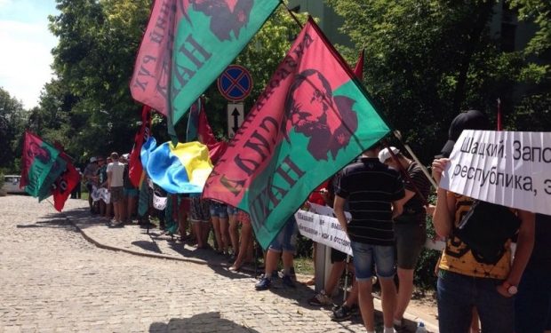 Бойцы «Правого сектора» разогнали митинг националистов в Запорожье