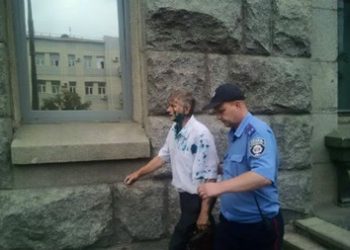 За отказ признать Россию агрессоров депутата Харьковского горсовета Перепелицу облили агрессором
