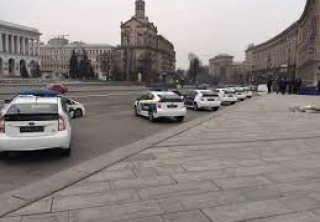 Новая патрульная полиция Киева впервые достала оружие