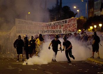 В Афинах начались столкновения между протестующими и полицией