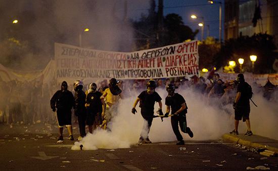 В Афинах начались столкновения между протестующими и полицией