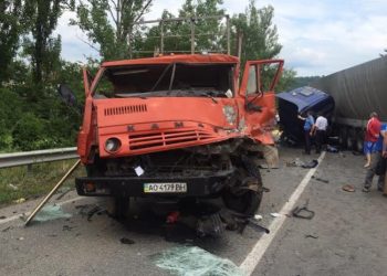 Три грузовых автомобиля попали в аварию в Закарпатской области