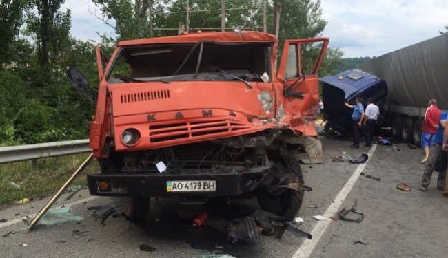 Три грузовых автомобиля попали в аварию в Закарпатской области